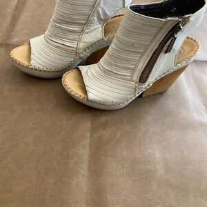 Elegant White Wedge Sandals with Zipper Detail